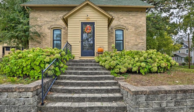 Bright Clear Lake Getaway, 4 Blocks to Downtown!