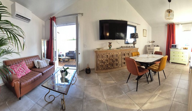 Bright, cosy apartment a stone's throw from the beach