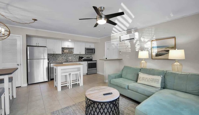 Bright Coastal Condo D4: Ground Floor, Near Coligny Plaza/Sea Pines