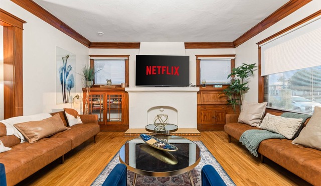 Bright Coastal Escape 4 Bedroom 2 Bath Near CSULB Long Beach Airport and Beach