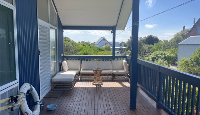 Bright Coastal Escape. Large Private Deck. Pets Welcome. Walk to Beach & Nature