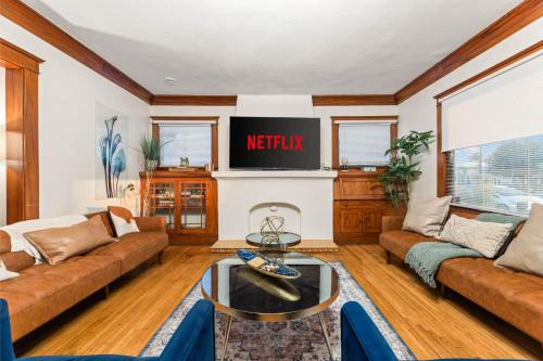 Bright Coastal Escape 4 Bedroom 2 Bath Near CSULB Long Beach Airport and Beach