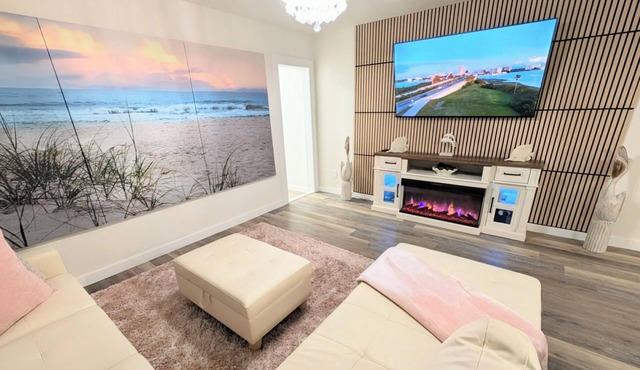 Bright coastal Fort Myers retreat with private fenced yard, inflatable hot tub, fire pit, and outdoor games. Renovated interior, smart TVs in every room, kid-friendly bunk room, and easy parking—perfect for families and relaxed beach getaways.
