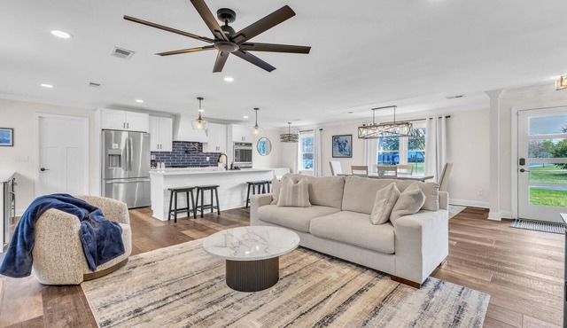 Bright Coastal Getaway. Modern and Relaxing. Near Beaches.
