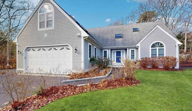 Bright coastal home close to the beach with deck, yard, AC & outdoor shower