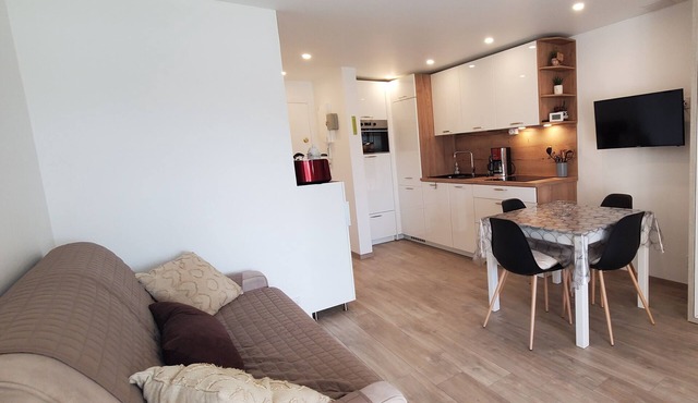 Bright cocoon with pool - facing the sea