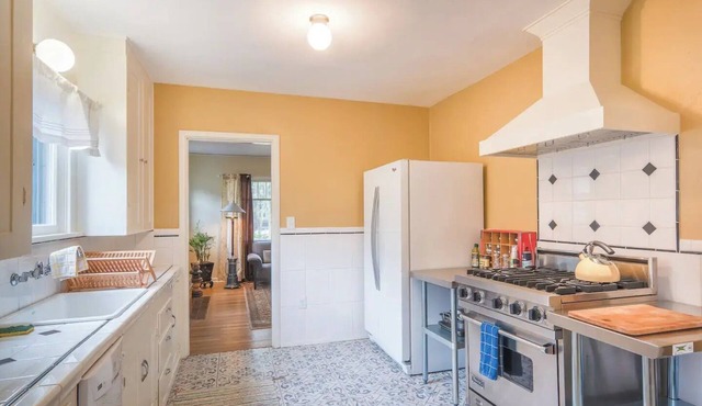 Bright&Colorful 2-bed Portland Bungalow + HOT TUB!