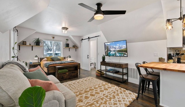 Bright, colorful & cozy studio in oldtown Timnath. Walking distance to a brewery
