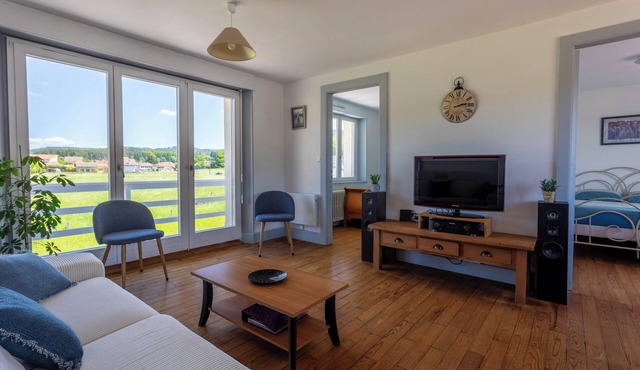 Bright, comfortable 3-bedroom apartment with terrace and garden.