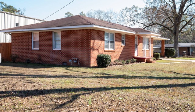 Bright & Comfortable 3-bedroom Retreat in Cottondale. Only 6 miles from Campus!