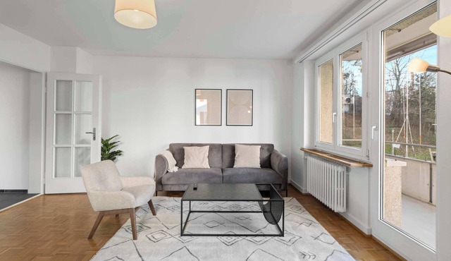 Bright & Comfortable Apartment Near Zug Station