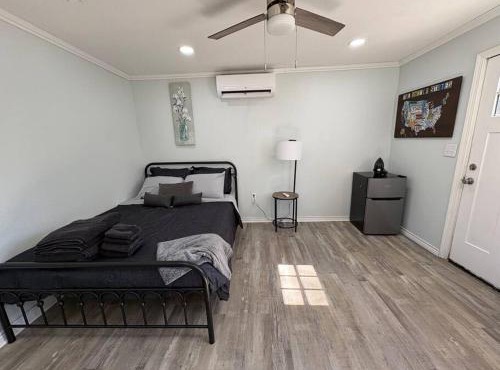 Bright & Comfortable Bungalow!