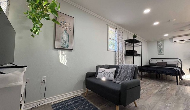 Bright & Comfortable Bungalow!