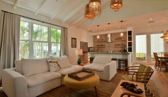 Bright & Comfortable Florida Cottage, Within 15 Min to Siesta and Nokomis Beach