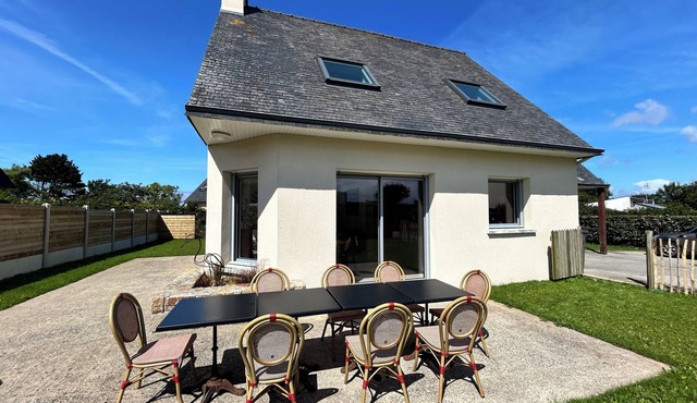 Bright, comfortable house with enclosed garden