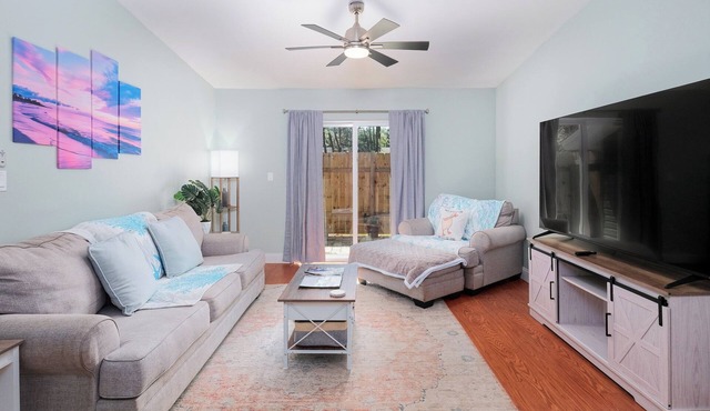 Bright & Comfortable Retreat for up to 7 + a baby, Close to Everything!