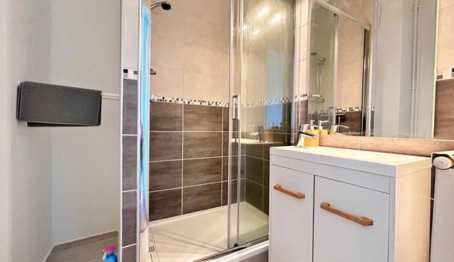 Bright, comfortable studio close to hospitals