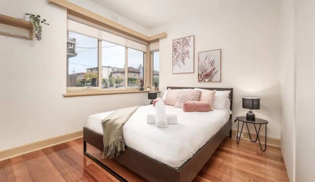 Bright & Comfy 2 Bedroom St Kilda East Apartment