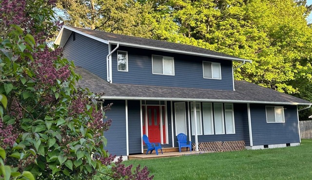 Bright Comfy 3 Bedroom home 10 Min. walk to Lily Point Marine Park