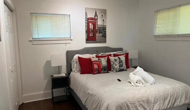 Bright & Comfy 5 star Location Large Deck Oasis