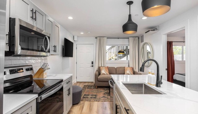 Bright Condo by Vanderbilt and Belmont, 3 miles to Downtown
