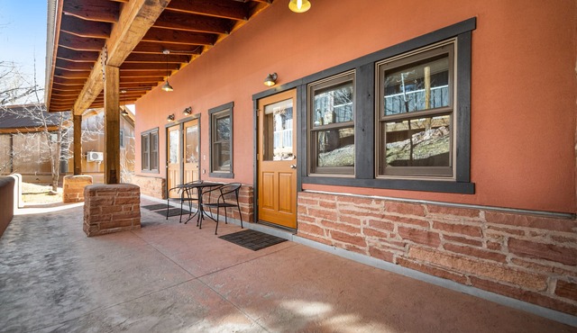 Bright condo one mile from Downtown with WiFi & AC, near parks