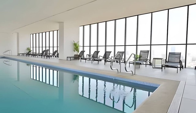 Bright condo w/pool, gym & sauna access
