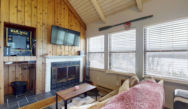 Bright condo with Deep Creek Lake views, wood fireplace