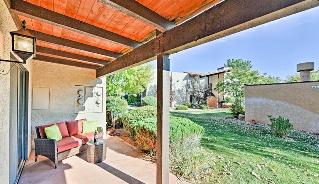 Bright Condo with Pool Access and Patio Less Than 8Mi to Sedona