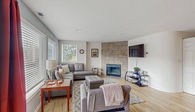 Bright condo with pool & hot tub - near downtown & lake