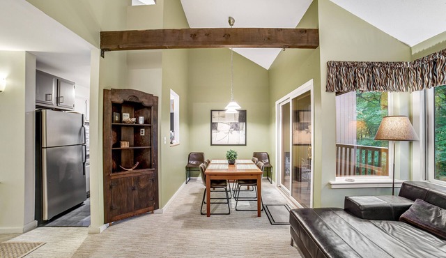 Bright condo with pool, sauna, tennis - 2 miles from Sugarbush Resort