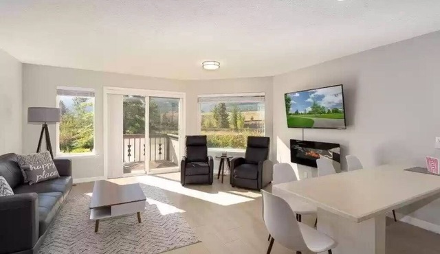 Bright Condo With Views & Easy Access to CDA River. Minutes From Gondola!