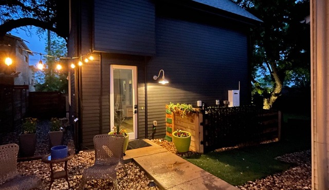 Bright Contemporary Guest House with Private Patio, Walk to S Congress, Downtown
