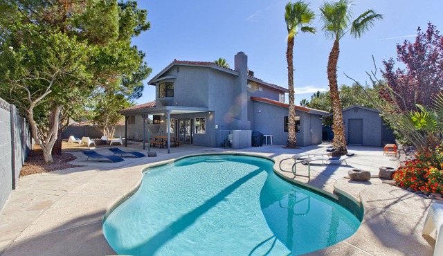 Bright! Contemporary Modern 4BR, Lg Backyard w/Pool & Mini Putting Green!