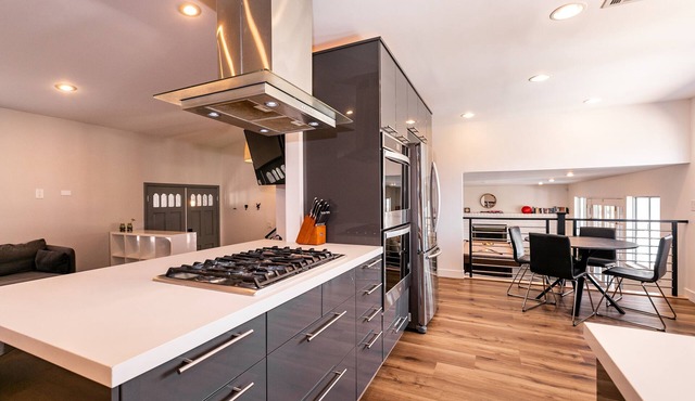 Bright! Contemporary Modern 4BR, Lg Backyard w/Pool & Mini Putting Green!