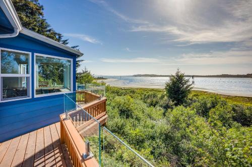 Bright Coos Bay Getaway Water Views, Garden!
