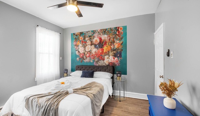 Bright Corner Flat near Transit and Trails