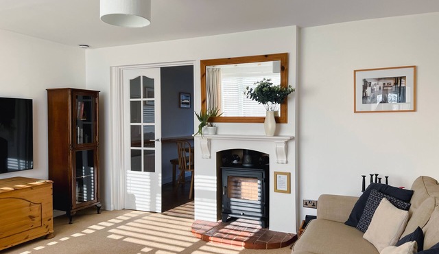 Bright & Cosy ~ Jacuzzi ~ Log Burner ~ King Beds!