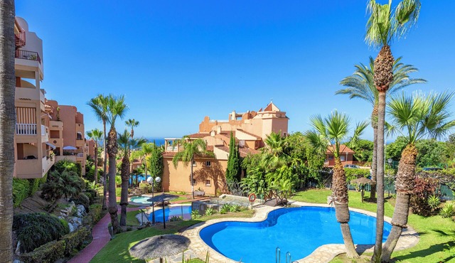Bright Cosy Penthouse With 4 Big swimming-Pool and Garage, Elevator, Wi-Fi 🌞