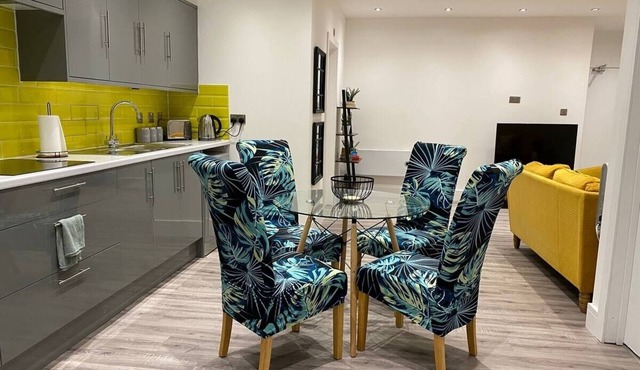 Bright & Cosy Retreat in Swansea