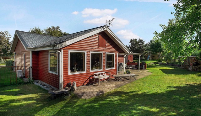 Bright cottage 300 m from the beach