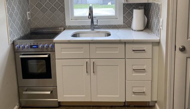 Bright Cottage Apartment walking distance to the beach.