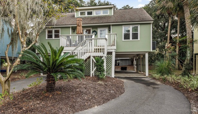 Bright Cottage! Bike to Beaches! Sleeps 8! Amenity access included! 2 dogs allowed