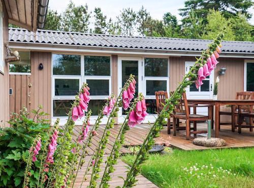 Bright Cottage by the Lagoon-By Traum