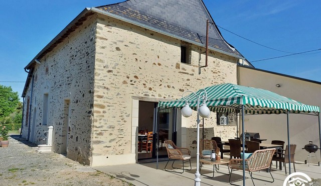 Bright cottage for 6, ping-pong, hiking, near Craon