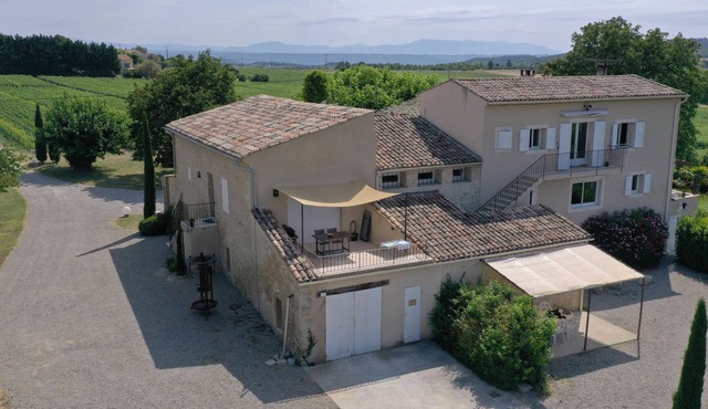 BRIGHT COTTAGE IN THE HEART OF LUBERON. Pool unavailable from July 4 to Sept 1.