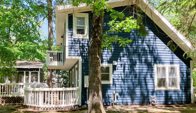 Bright cottage near beach with fast WiFi, washer/dryer, central AC & firepit