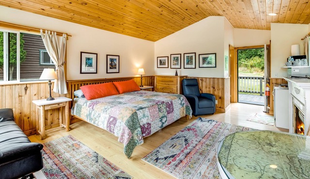 Bright cottage with fireplace, deck & private hot tub - walk to the beach/marina