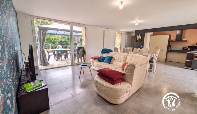 Bright cottage with heated pool and PMR access, near Laval