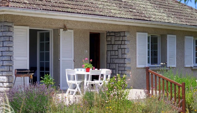 Bright cottage with large garden and private tennis